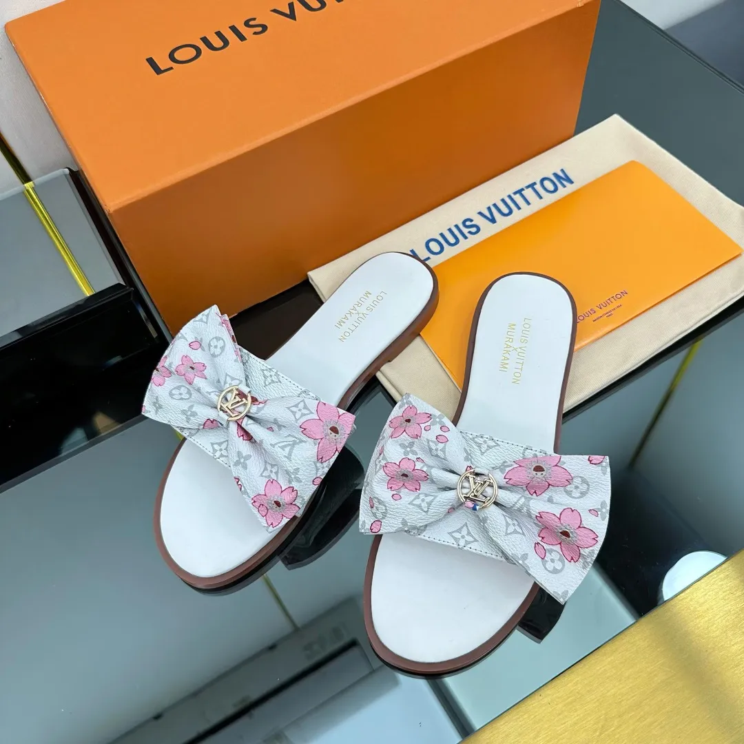 👟👟Ex-factory price 280👟👟 (available all year round) ❥V’s latest popular special material lock it series lock mop, super heavy industry launches! The golden lock on the toe is engraved with the LV letters logo 🔸Number of sizes 34-42) Welcome new and old customers to place orders in the picture above.